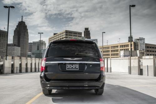 2015 Chrysler Town And Country Spy Shots